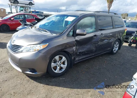 2013 Toyota Sienna Le V6 8 Passenger z USA, uszkodzony, nr VIN 5TDKK3DC7DS344565